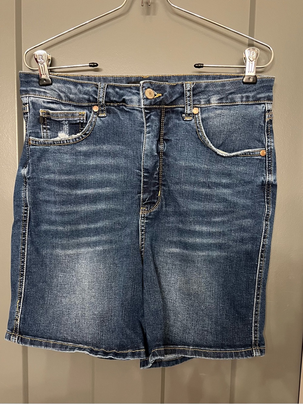 Judy Blue Medium Wash Denim Jean Shorts size XL inseam 5.5”